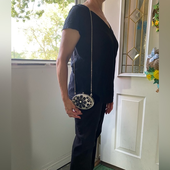 The perfect bay company metal purse with crystals and silver chain strap - Picture 9 of 12